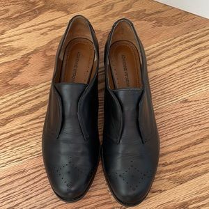 Adrienne Vittadini dress shoe, black leather wingtip style, Womens size 7 1/2
